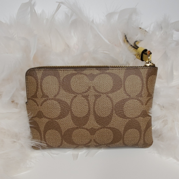 Coach Signature F58035 corner zip wristlet - Picture 5 of 8